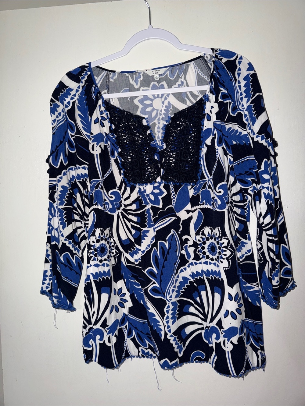 Crown & Ivy Womens Blue Floral V-Neck Blouse with Lace Trim